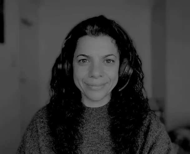 Julieta Pizarro, profesora de canto — retrato con auriculares